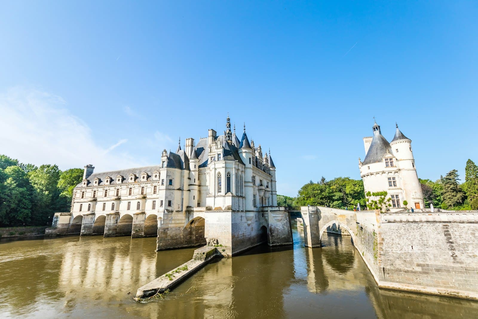 Fontaine-de-Vaucluse — white castle surrounded by water